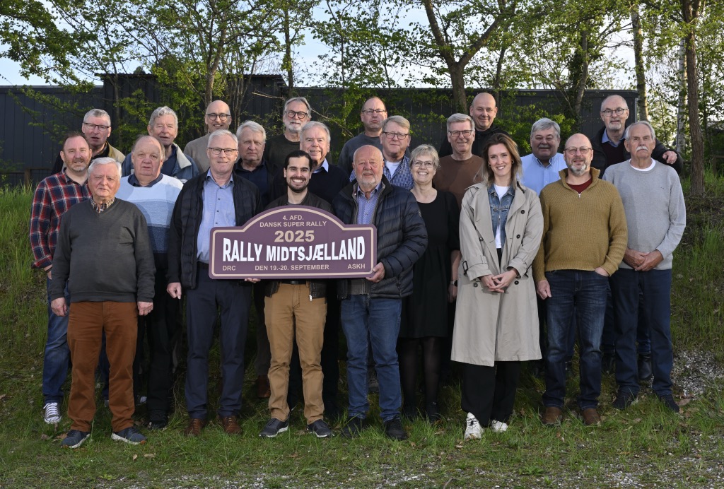 En stor ledelsesgruppe fra Automobil Sports Klubben Hedeland og Dansk Rally Club lægger kræfter i at gøre Rally Midtsjælland til virkelighed. Her ses 22 ud af de flere end 30 personer i ledelsesgruppen.
(Foto: Michael Eisenberg)